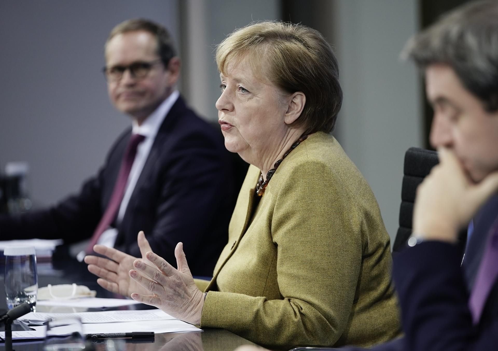 Bundeskanzlerin Angela Merkel (CDU), neben Markus Söder (CSU, r.), Ministerpräsident von Bayern und CSU-Vorsitzender, sowie Michael Müller (SPD), Regierender Bürgermeister von Berlin, in Berlin