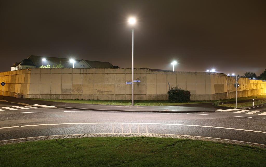 Blick auf die JVA Leipzig, in der der Terrorverdächtige al-Bakr in seiner Zelle Selbstmord begangen hat.