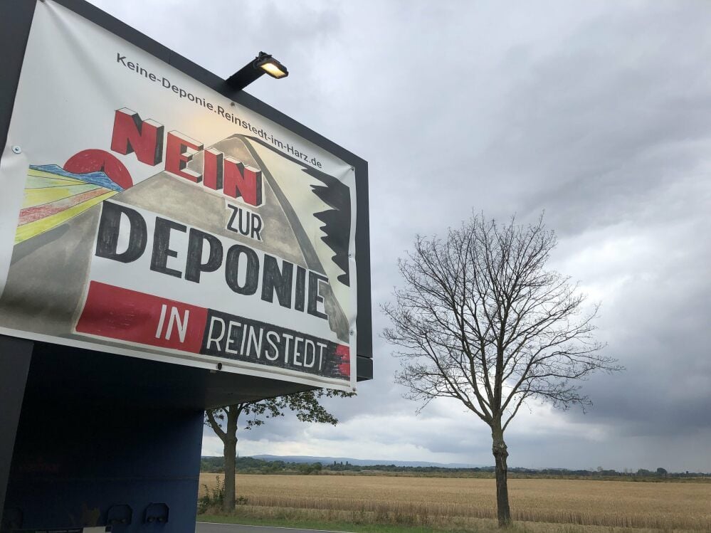 Protest gegen eine geplante Deponie in Reinstedt, die auf einem Teil der im Hintergrund zu sehenden Fläche entstehen soll.