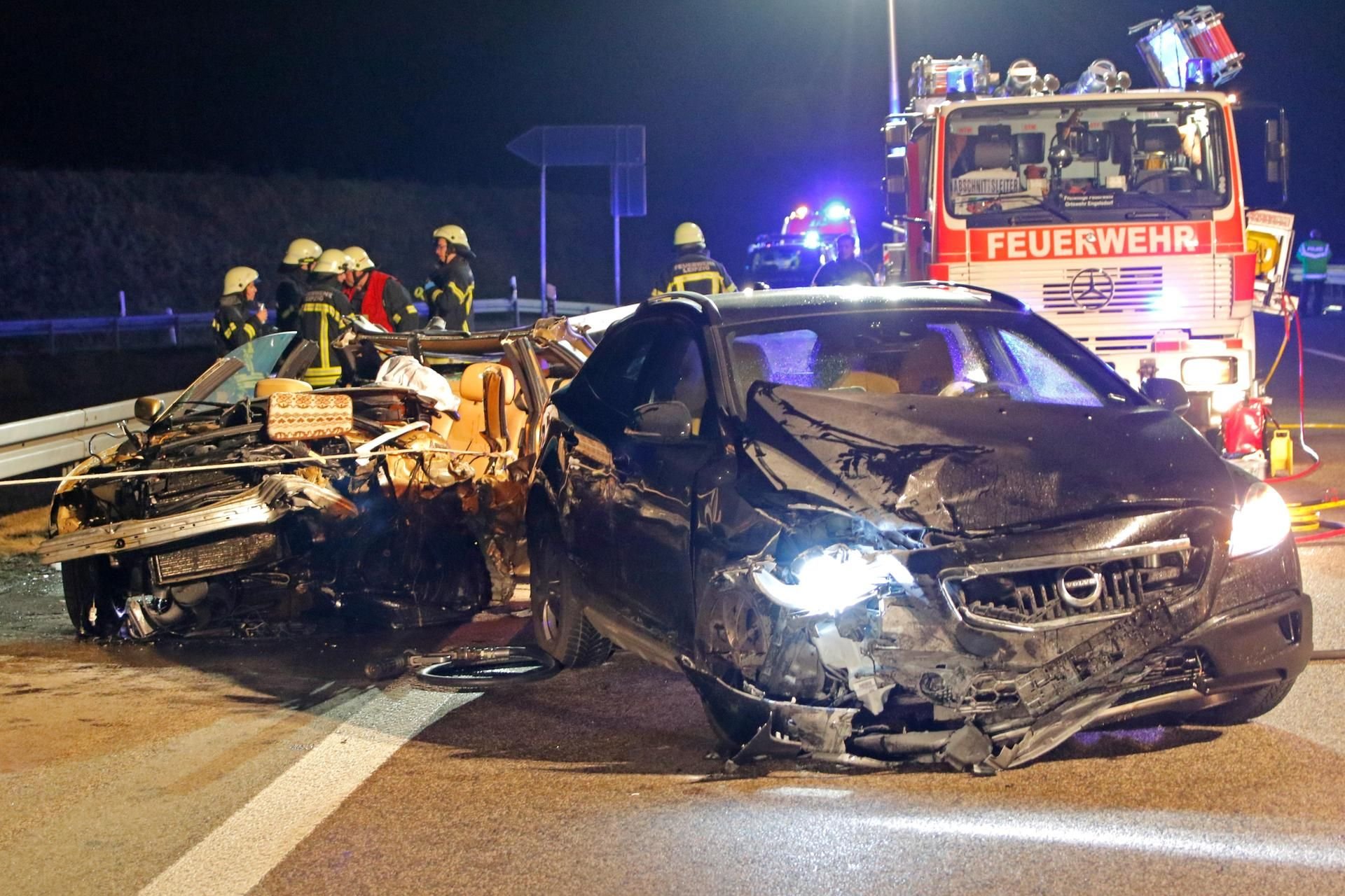 Blick auf die Unfallstelle auf der Autobahn 14 bei Leipzig. Ein Geisterfahrer hat hier einen schweren Unfall mit zwei Toten und mehreren Verletzten verursacht.