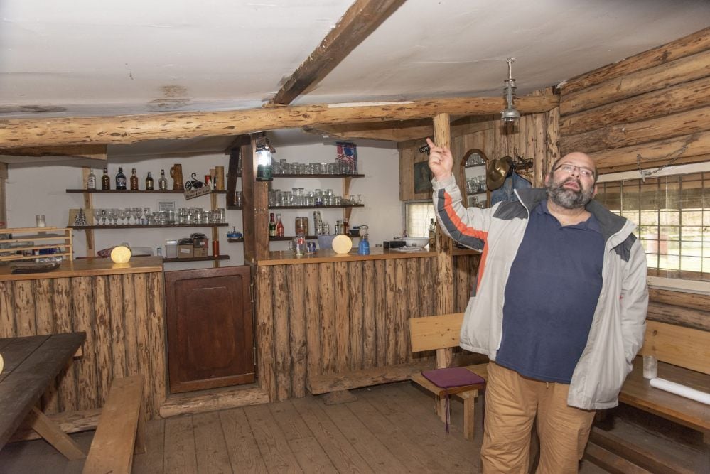 Alles selbst gemacht: Christian Nowak steht in der Bar des Country-Clubs, die Vereinsmitglieder gebaut haben.