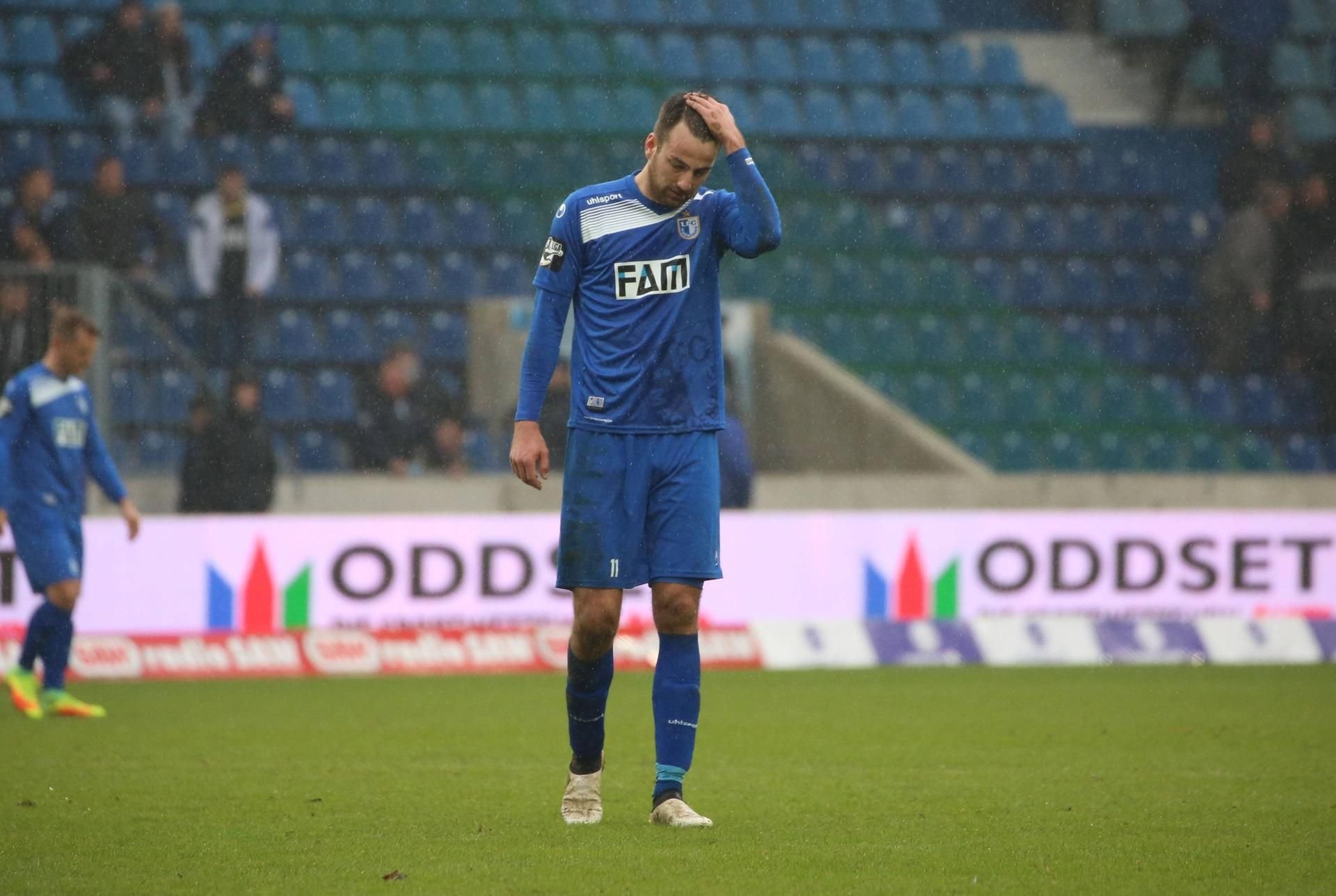 Christian Beck (1. FC Magdeburg), schaut enttäuscht nach Abpfiff auf den Platz.