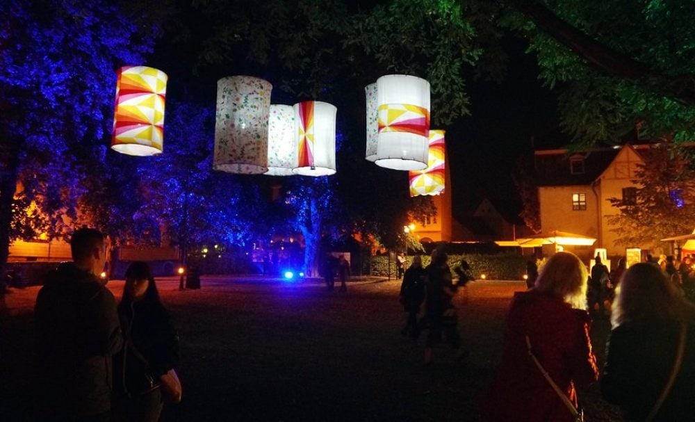 Unter solchen markanten Lichtern gingen die Besucher in den Stadtpark.