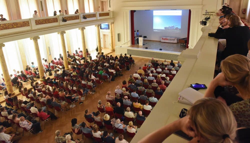 Volle Hütte im einstigen Logenhaus gegenüber der Moritzburg: Das Raumfahrt-Public Viewing der Leopoldina machte es möglich.