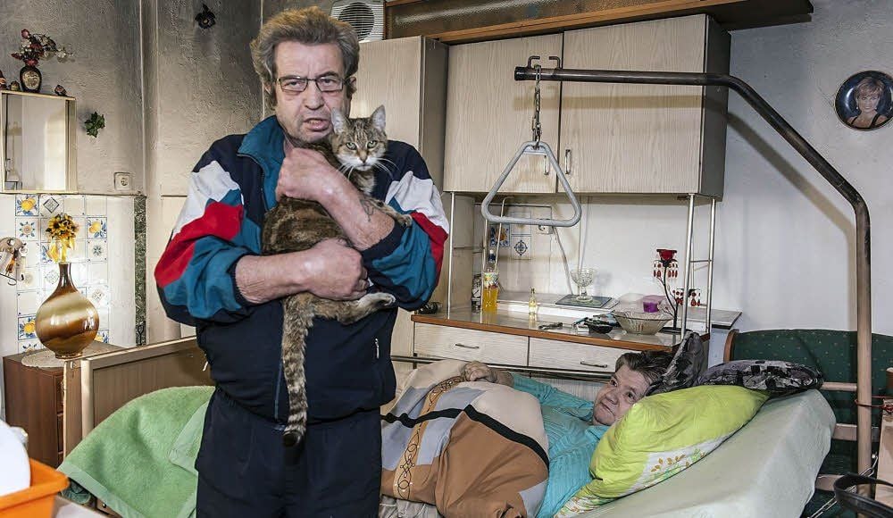 Campieren in der Küche. Klaus-Dieter und Johanna Onasch sind nach dem Brand wieder im Haus. Auch der Katze geht es gut.