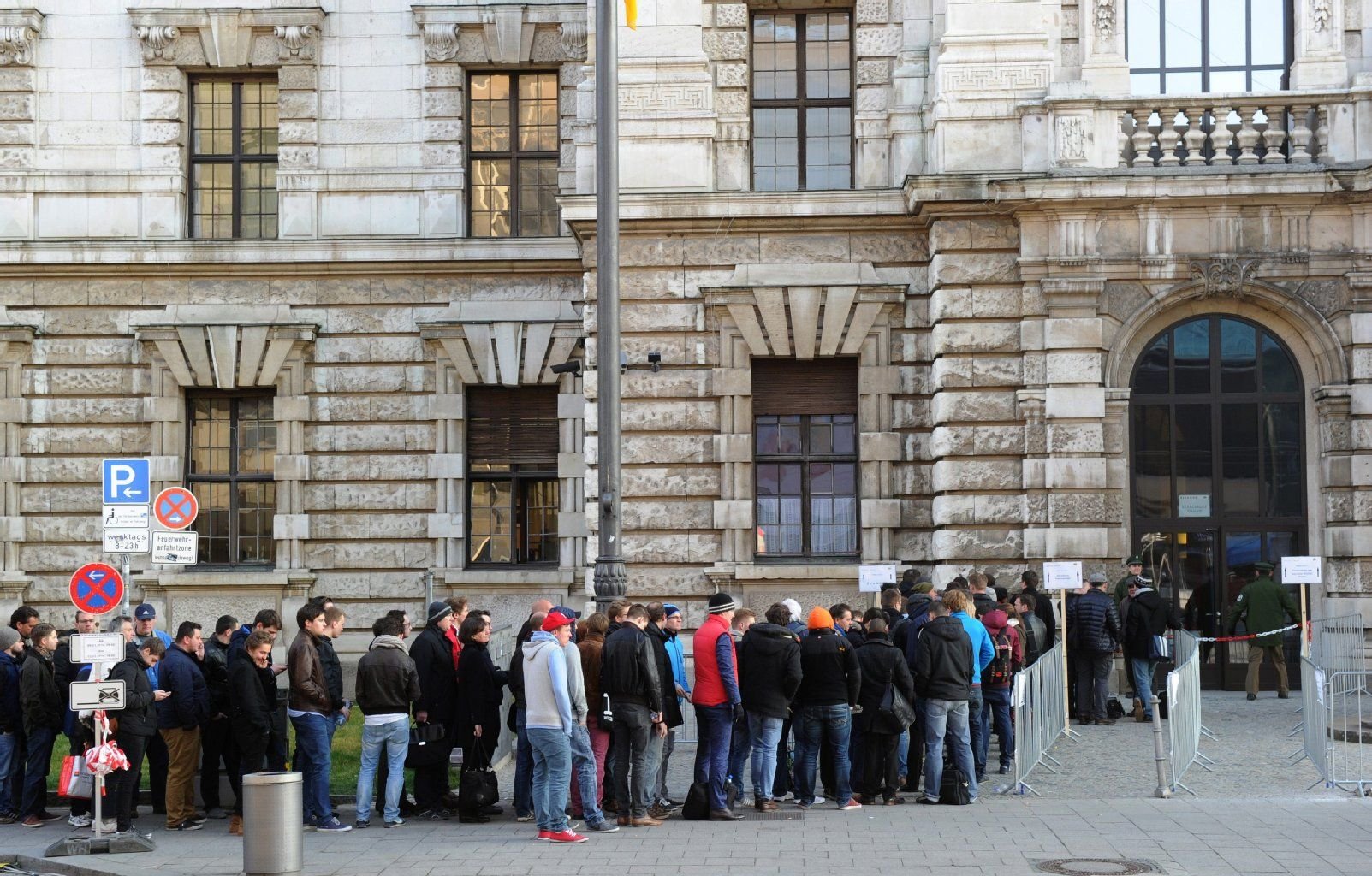 Viele Menschen stellten sich für den letzten Verhandlungstag in die Schlange.