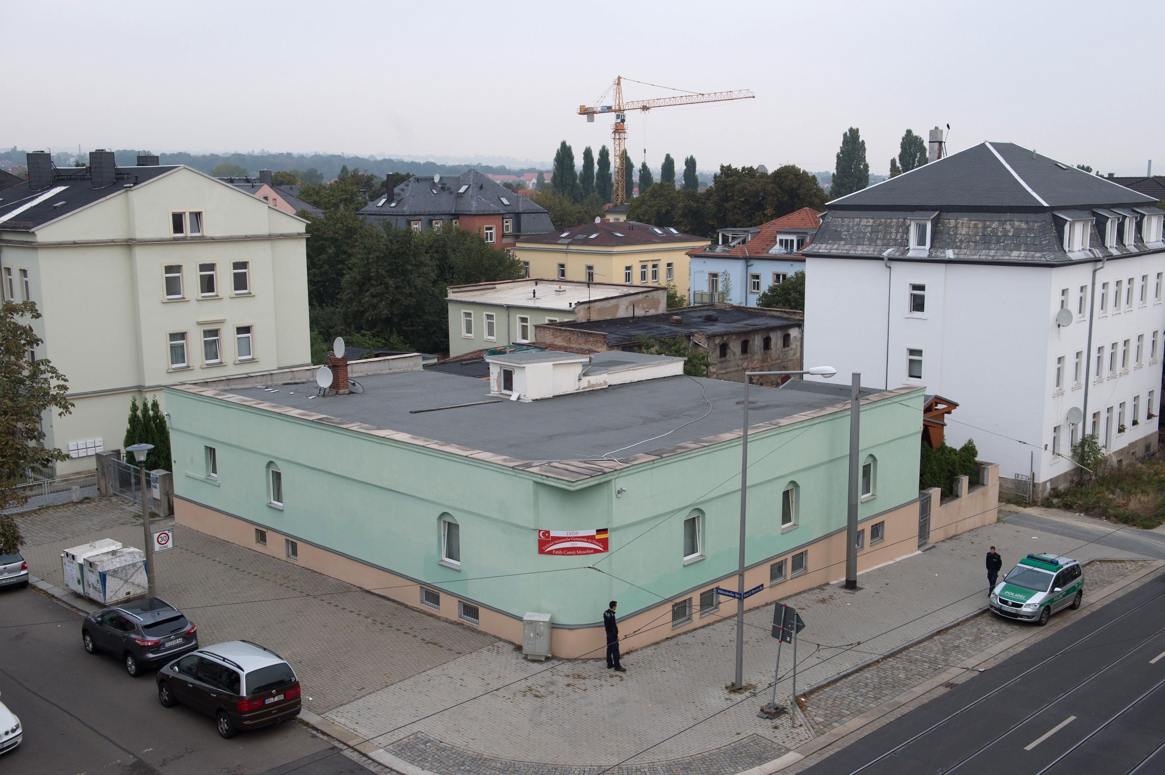 Ein Polizeifahrzeug steht im September 2016 in Dresden vor der Fatih Camii Moschee, auf die ein Anschlag verübt wurde.