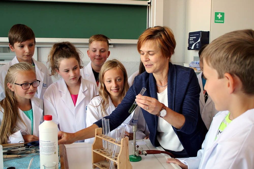 Schulleiterin Grit Köhler zeigt kleine Experimente, die im Chemieunterricht bei den Schülern gut ankommen.