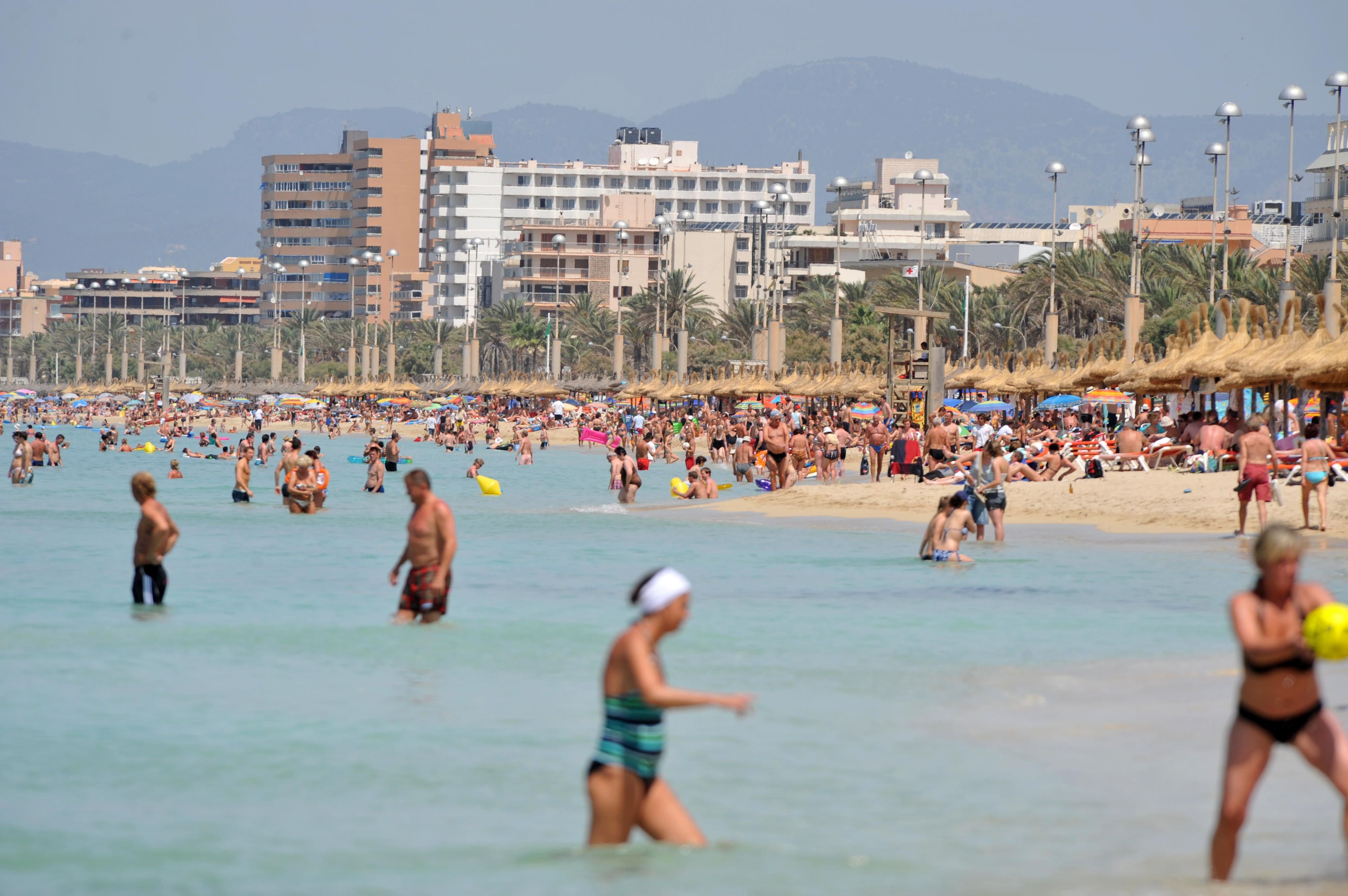 Hochbetrieb am Strand von Arenal auf Mallorca.