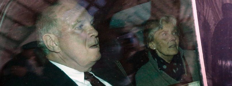 Durch die Hintertür verschwand Uli Hoeneß mit seiner Frau aus dem Justizpalast in München.