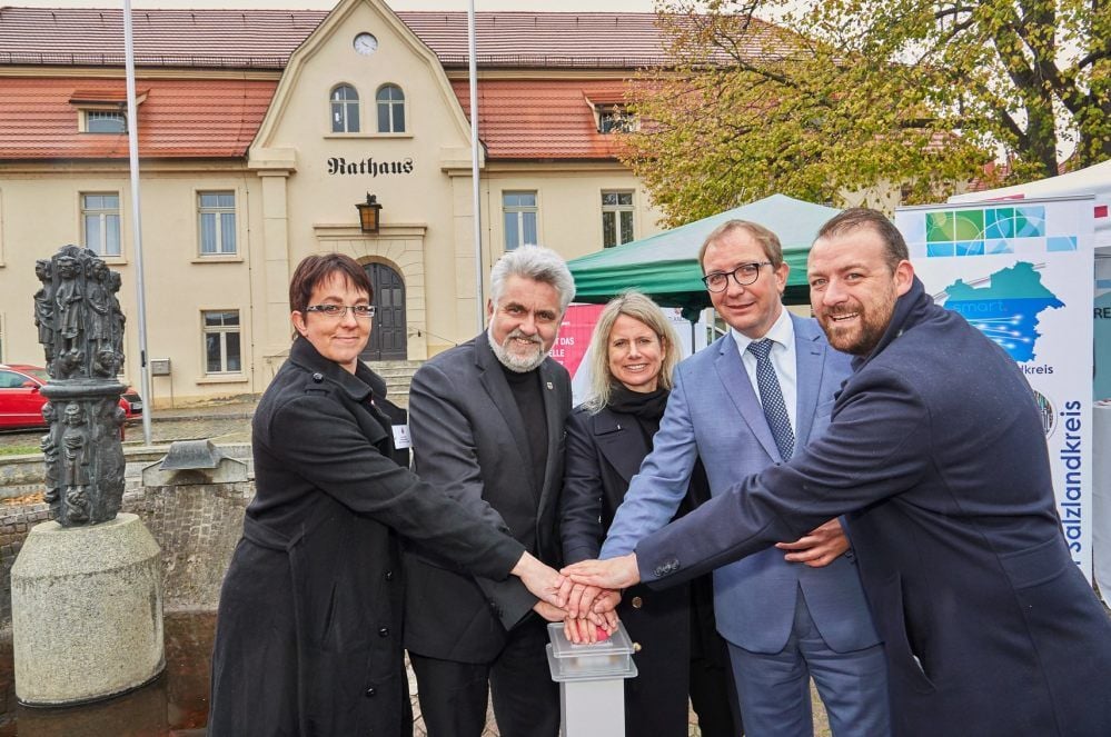 Mit dem Buzzer in Firmenfarbe wurde symbolisch der Startschuss gegeben für das schnelle Internet.