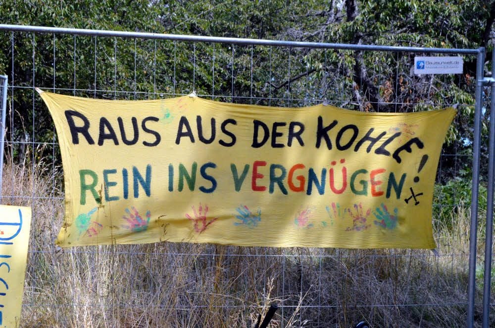 Ein Banner im Camp mit einer klaren Botschaft