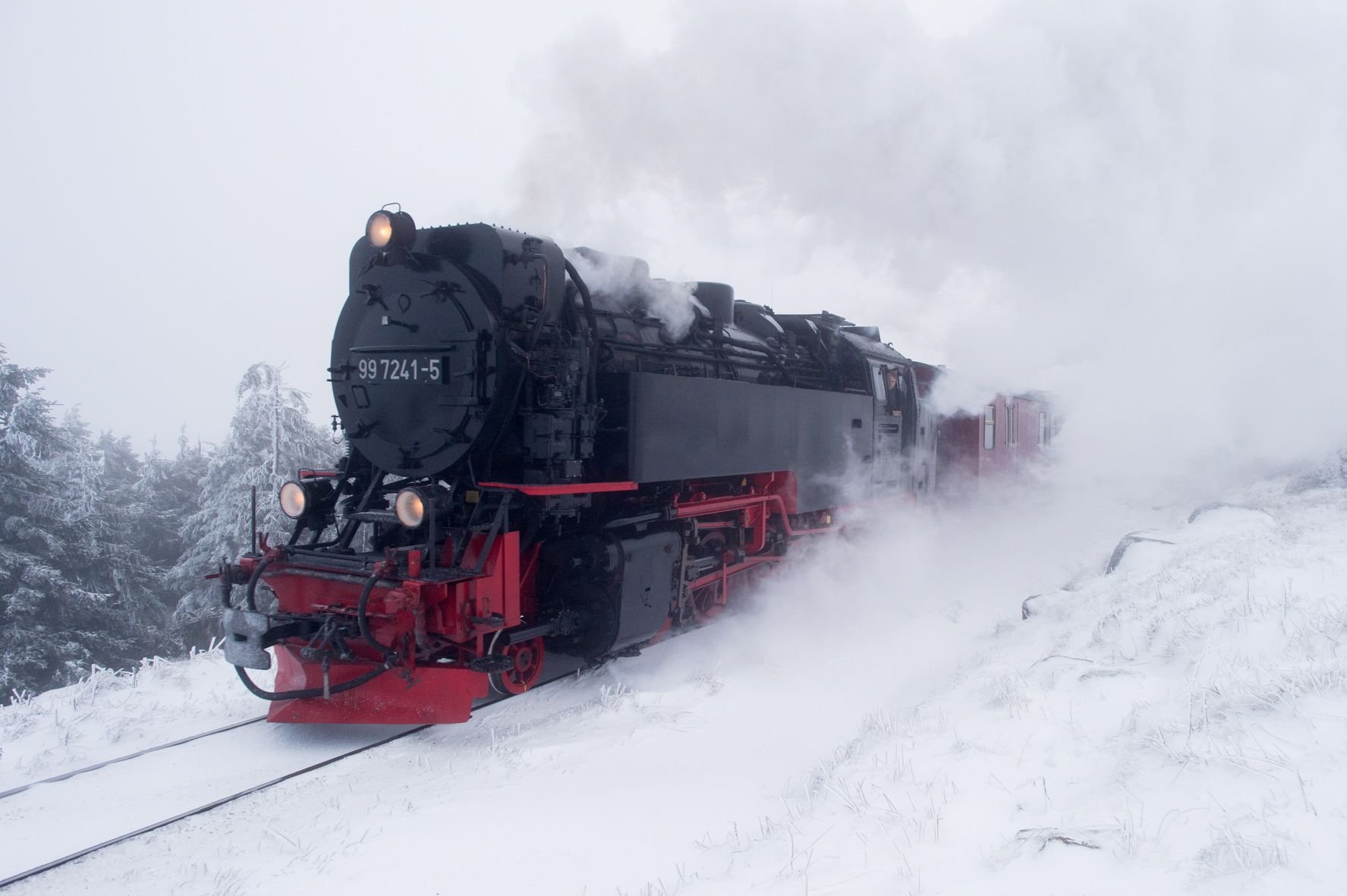 Ein Dampfzug der Brockenbahn fährt am 10. Dezember 2018 durch eine verschneite Winterlandschaft in Richtung Brocken.