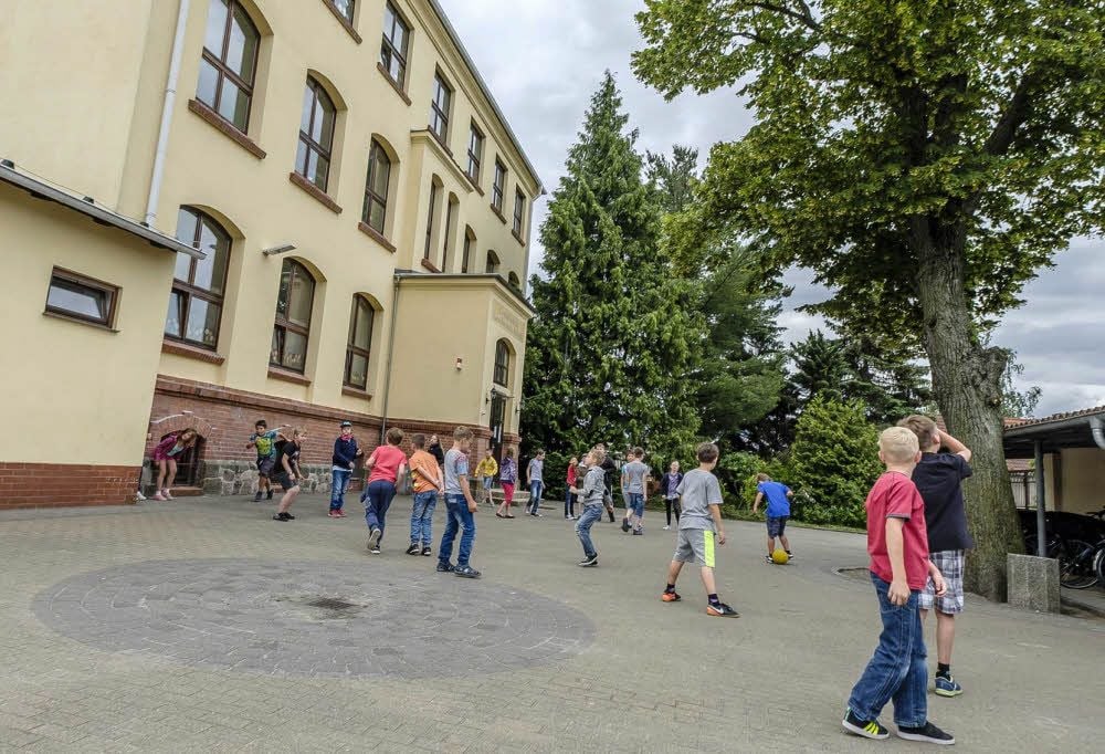 Der Hof der Wittenberger Grundschule „Geschwister Scholl“. Lehrermangel ist an der Schule ein großes Problem.