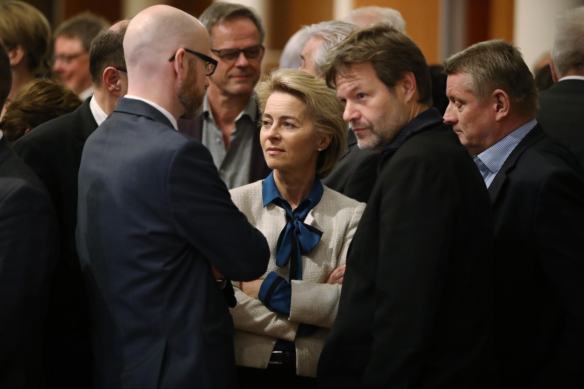 Die Erschöpfung steht Ursula von der Leyen (M., hier mit Peter Tauber) und Robert Habeck (r.) ins Gesicht geschrieben.