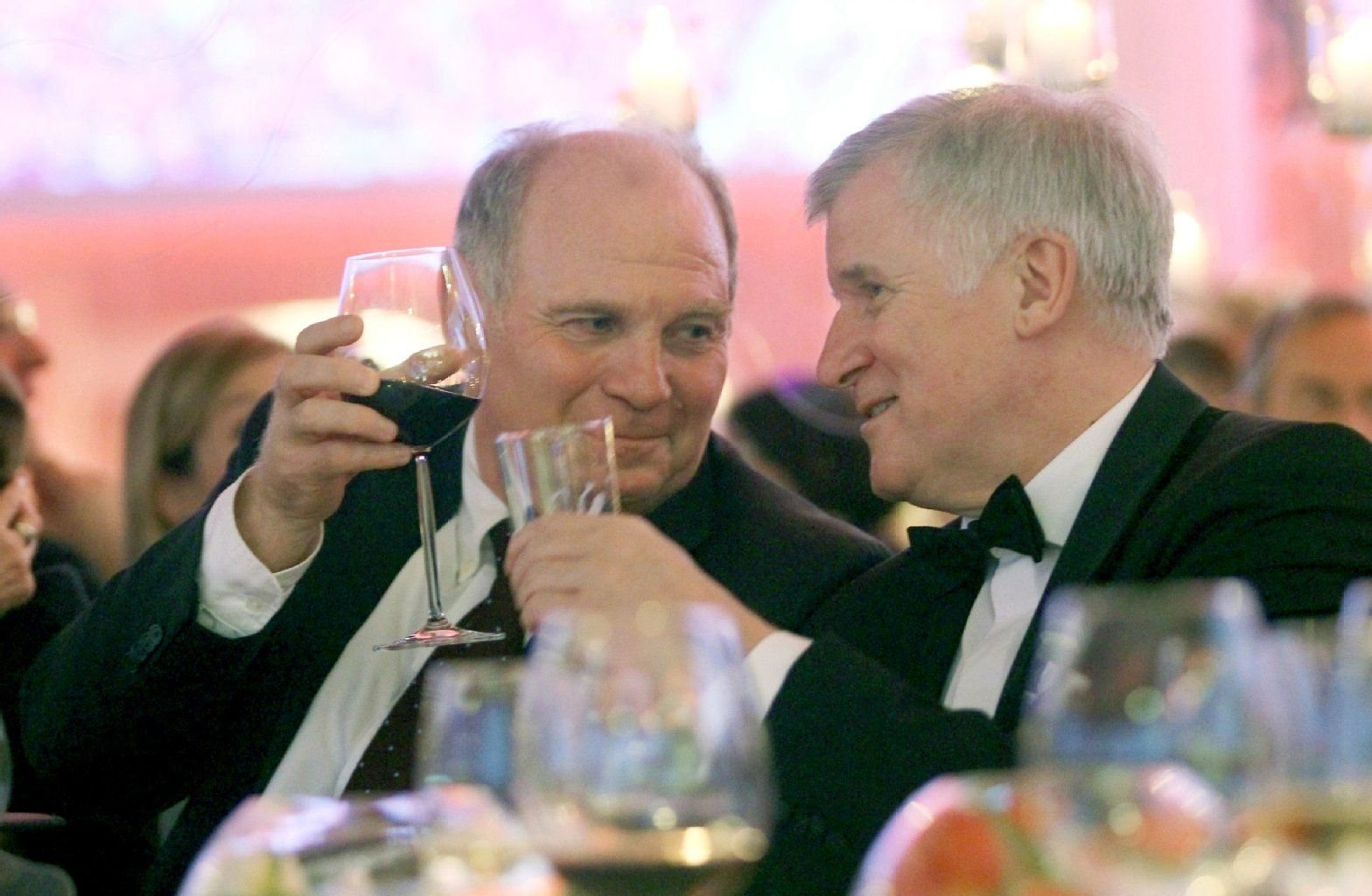 Bayerns Ministerpräsident Horst Seehofer (r.) im Gespräch mit Uli Hoeneß.
