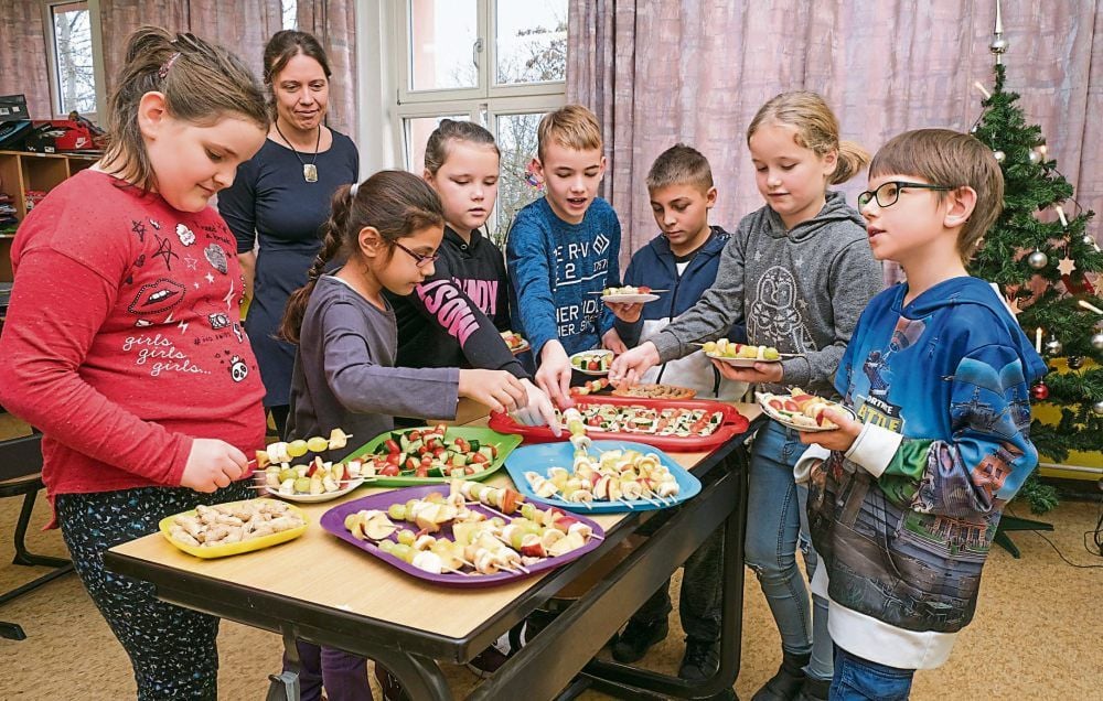 Gesundes Frühstück aus Spenden von „Wir helfen“ an der Südparkschule in Merseburg: Schulleiterin Bettina Schüßler mit Viertklässlern.