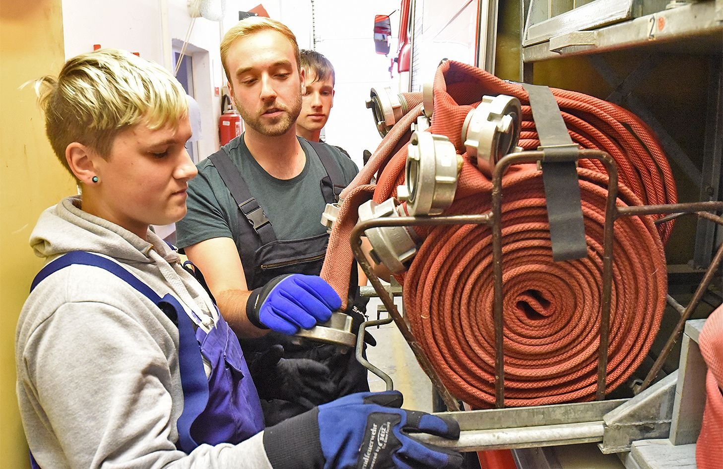 Justin Maywald (Mitte) erklärt Chanthal Heinicke und Jason Maischak (hinten) die Technik.