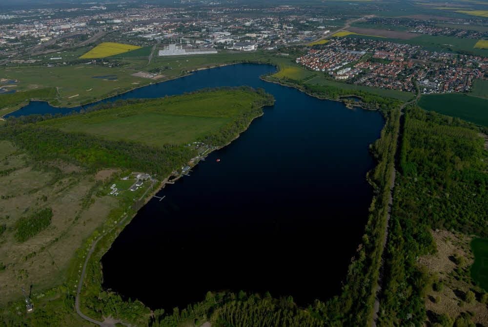 Die Luftaufnahme zeigt die große Ostbucht des Hufeisensees. Bislang tummelt sich hier nur der Wasserskiclub.