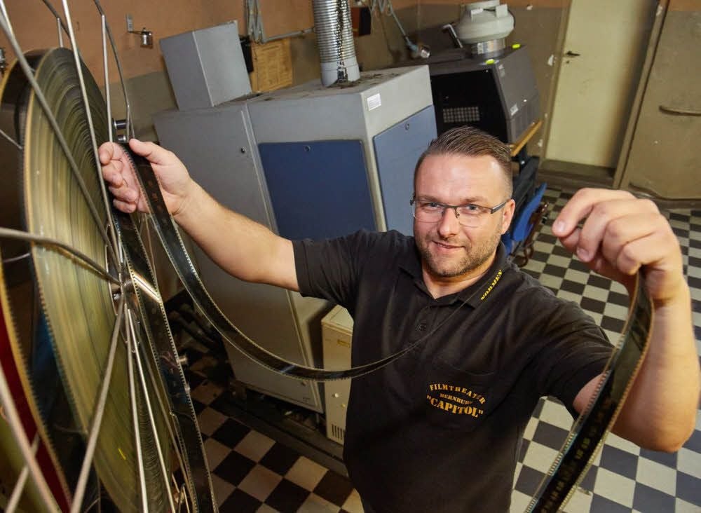 Kino-Mitarbeiter Normen Strohmeyer im Vorführraum, der auch besichtigt werden kann.
