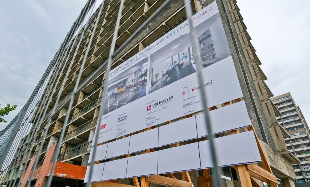 Eine große Infotafel an der Scheibe A zeigt, wie es dort einmal aussehen soll. Bloß: Momentan ist von Sanierungsarbeiten nichts zu sehen.