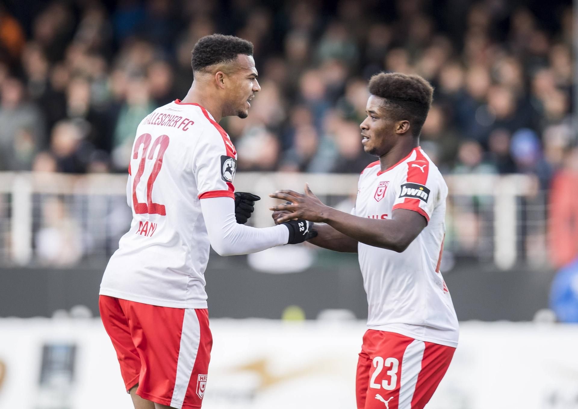 Im Jubel vereint: Ajani feiert sein Tor mit Vorlagengeber Manu (r.).