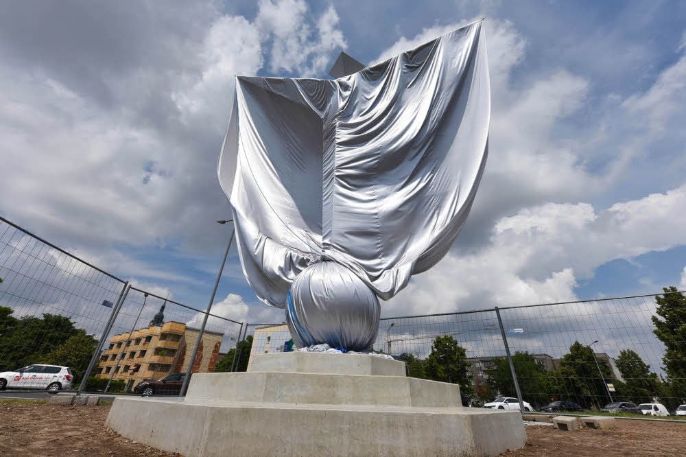 Noch ist das Hugo-Junkers-Denkmal verhüllt. Am 25. Juni - anlässlich des Erstfluges der F 13 vor 100 Jahren - soll das Geheimnis gelüftet werden.