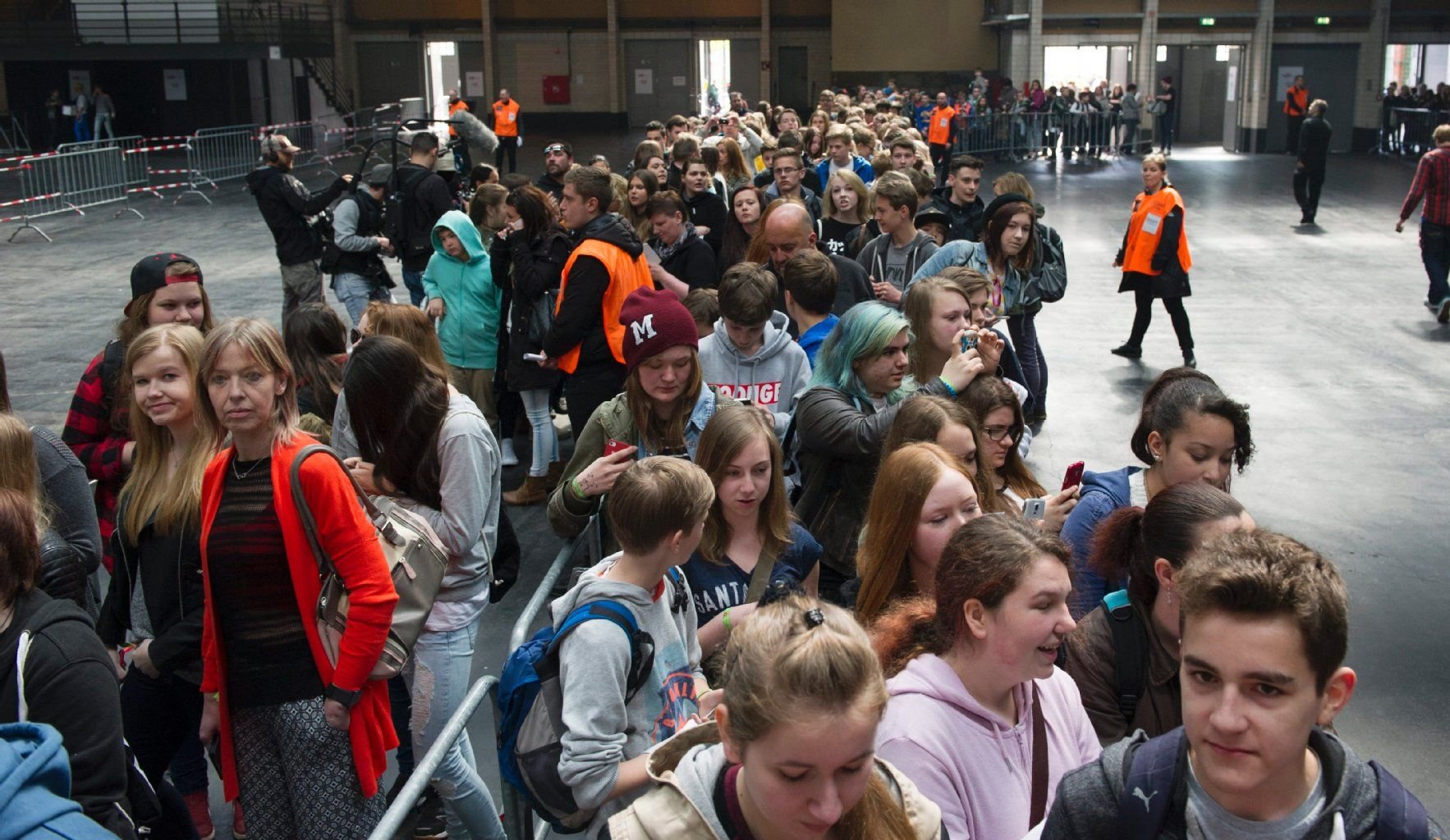 Fans der Youtube-Stars warten am 01.05.2015 in Berlin in der Arena-Halle. Dort konnten sie bei den VideoDays ihre Youtube-Stars hautnah erleben und Autogramme sammeln.