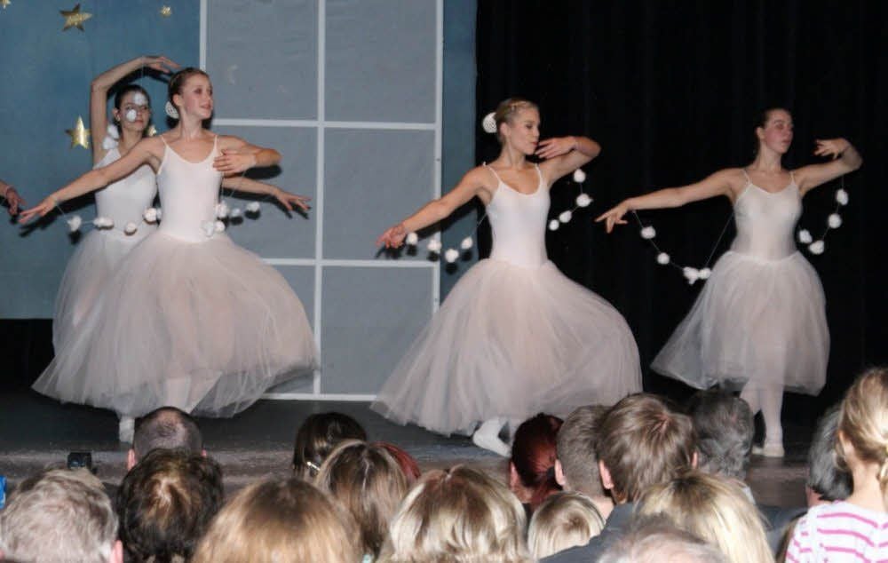 Die Zeitzer Ballettschule tanzte Sonntag den Nussknacker für Unicef.