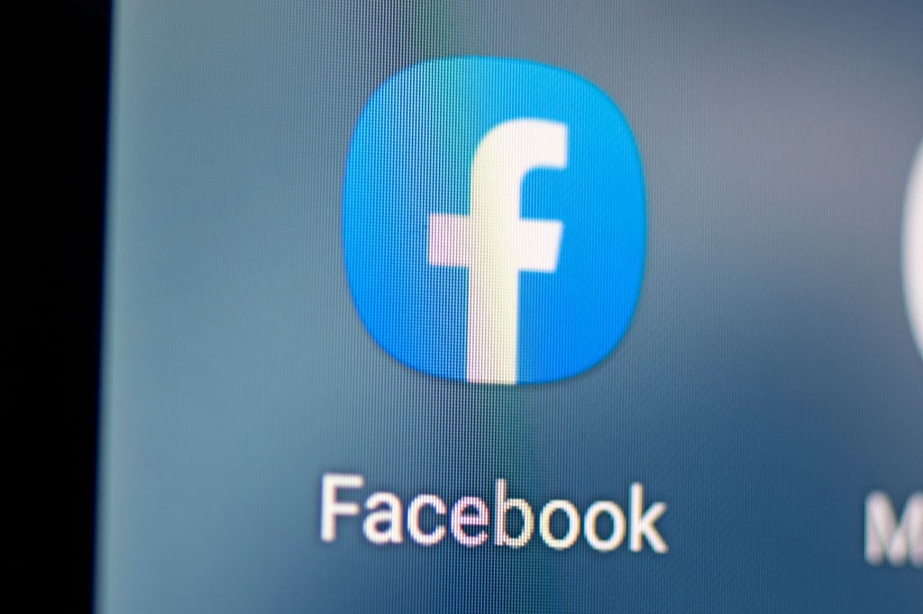 Auf dem Bildschirm eines Smartphones sieht man das Logo der Facebook-App.
