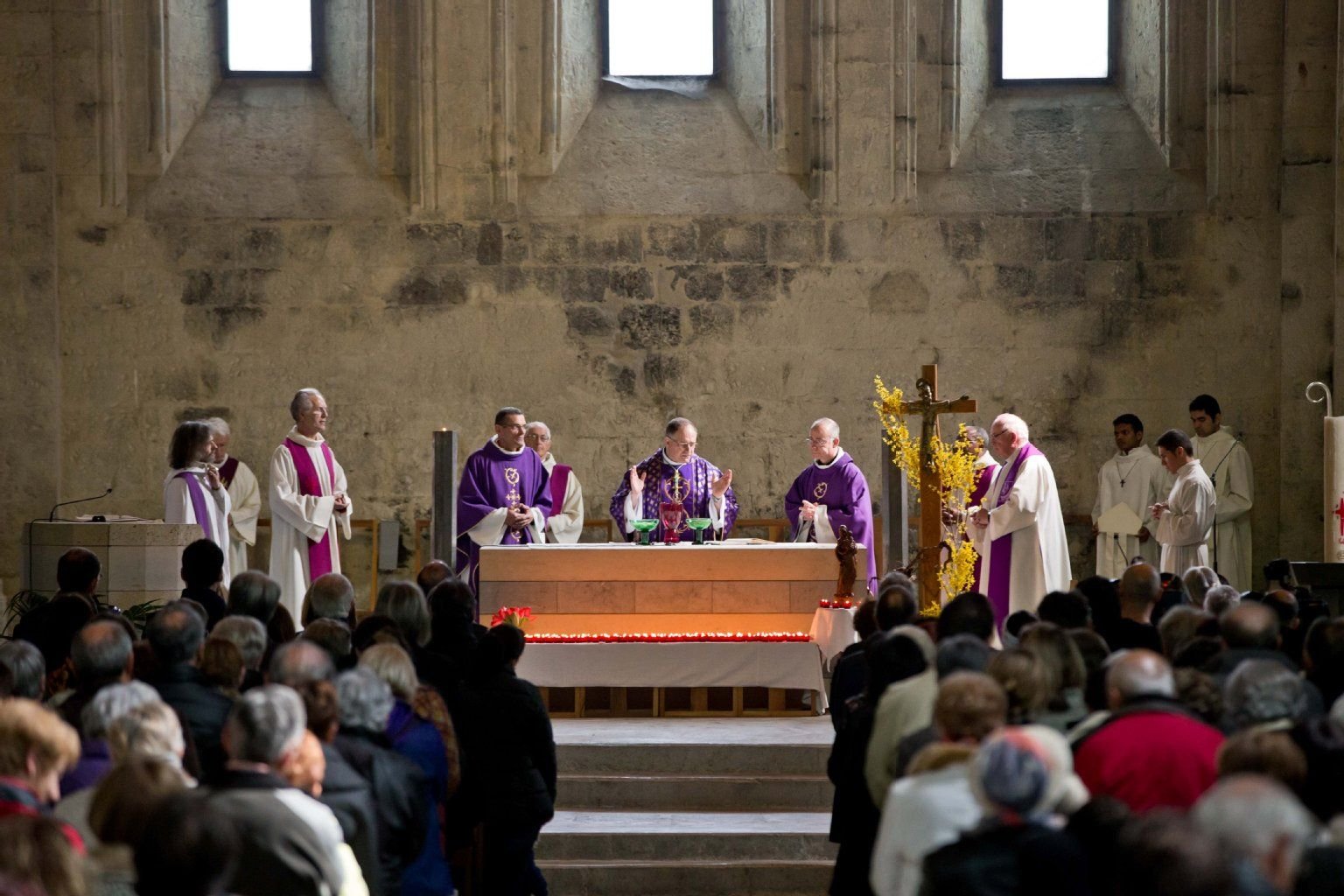 Der Bischof Jean-Philippe Nault (M) hält in der Kathedrale Notre-Dame-du-Bourg in Digne-les-Bains einen Gedenkgottesdienst.