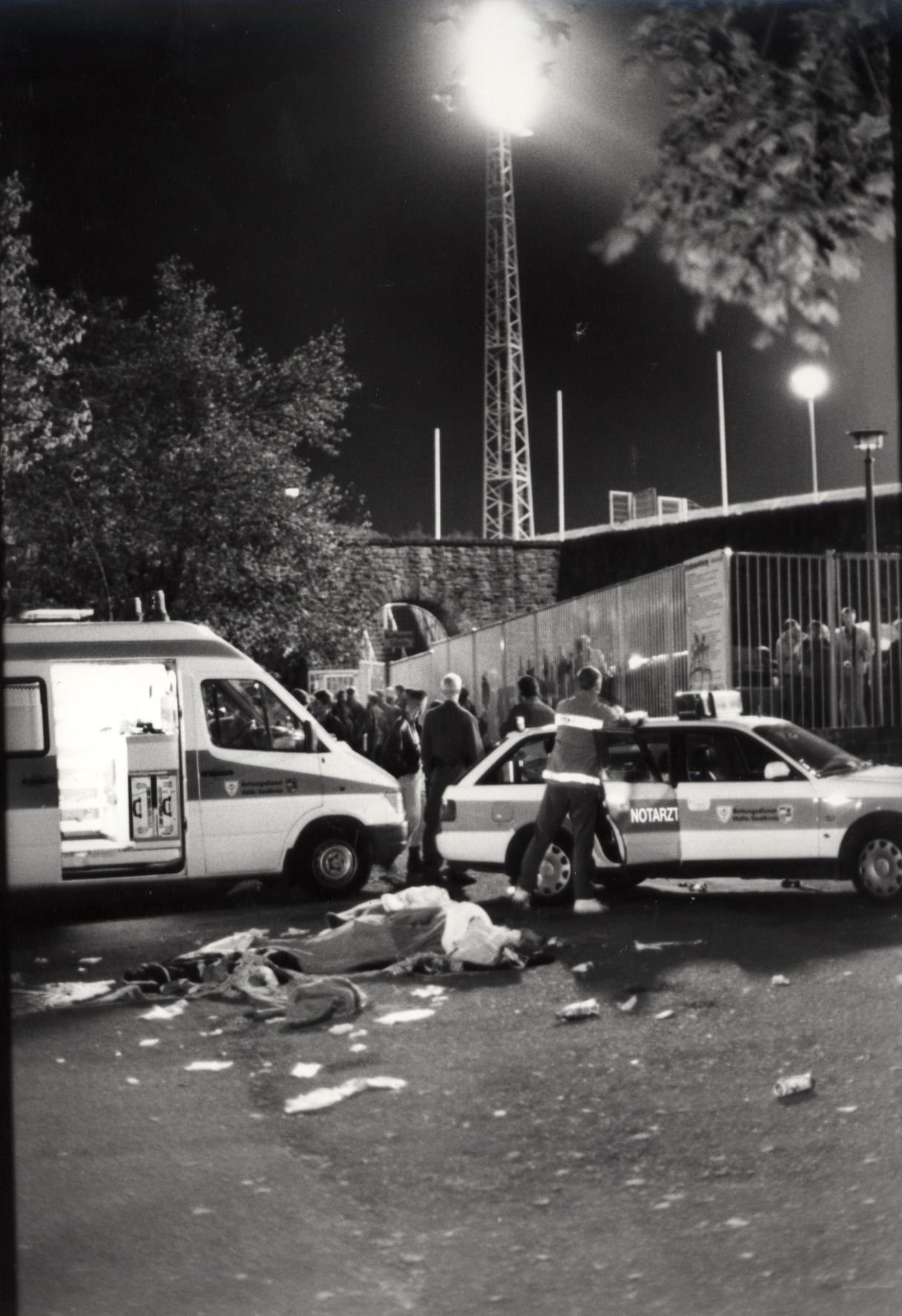 Ein Foto vom Unglücksort am Kurt-Wabbel-Stadion: Vier Menschen verloren am 26. September 1997 vor dem Fußball-Spiel ihr Leben.