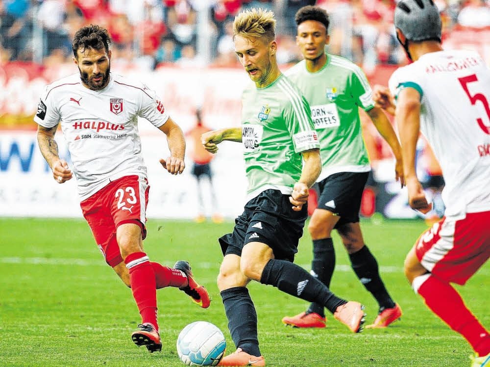 HFC-Neuzugang Björn Jopek - hier im Trikot des Chemnitzer FC im Jahr 2016 - gegen die ehemaligen Hallenser Sascha Pfeffer (l.) und Klaus Gjasula.
