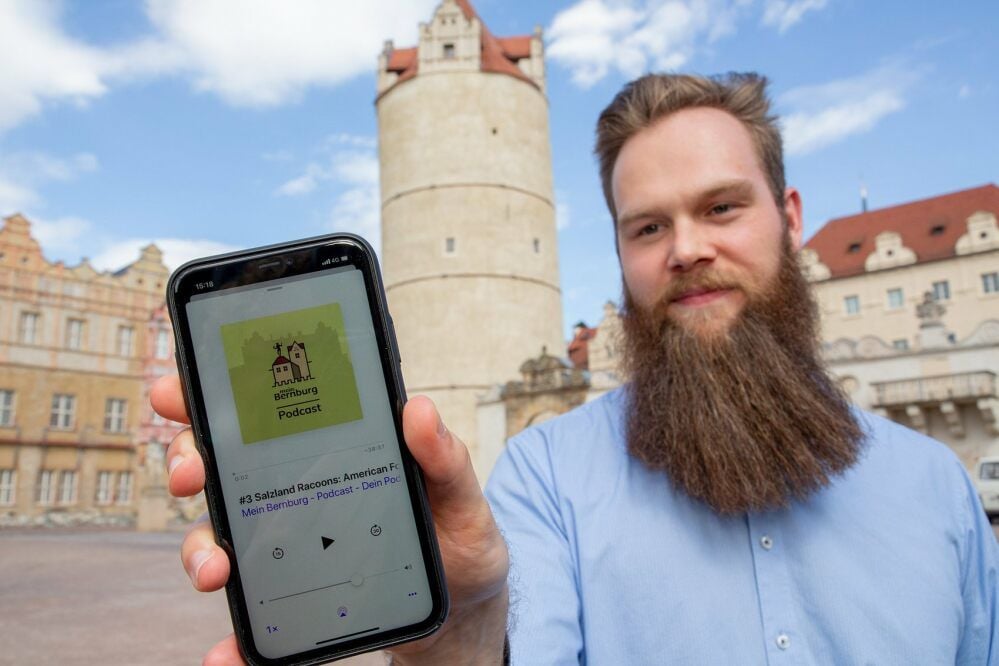 Markus Richardt zeigt die Ansicht des Podcasts auf seinem Handy. Bislang sind vier Folgen online, jede Woche kommt eine weitere hinzu.
