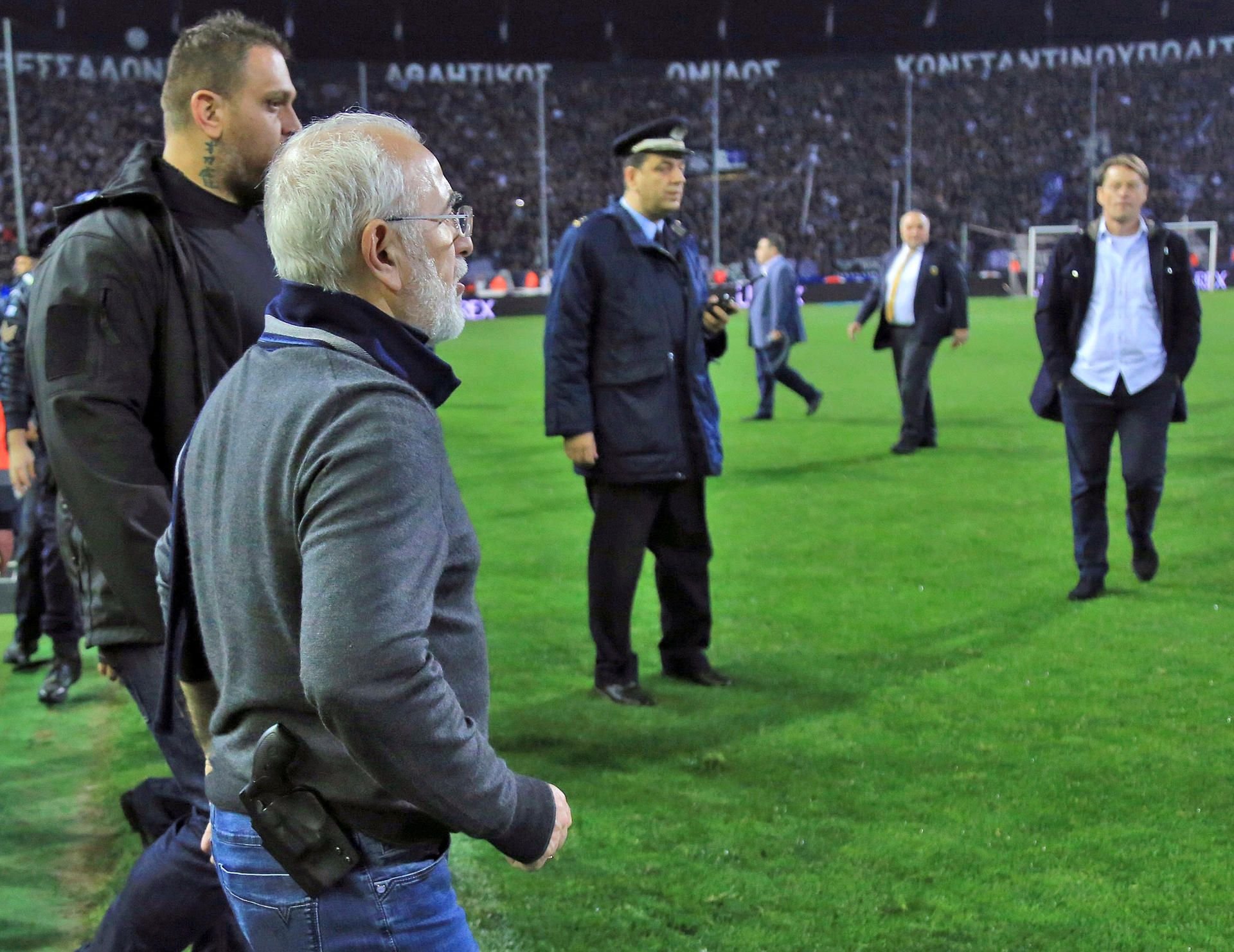 Iwan Savvidis, Besitzer des Fußballclubs Paok Saloniki, geht beim Spiel seiner Mannschaft gegen AEK Athen mit einer Pistole am Gürtel auf den Platz.