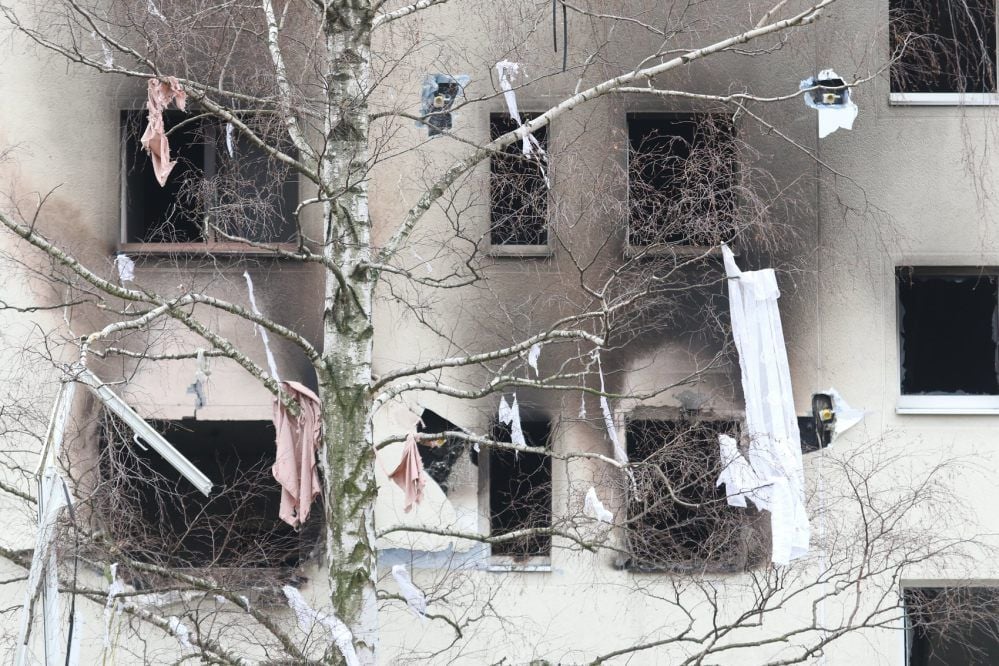Die Wucht der Explosion hat Gardinen und Fensterteile in die Birken geschleudert.