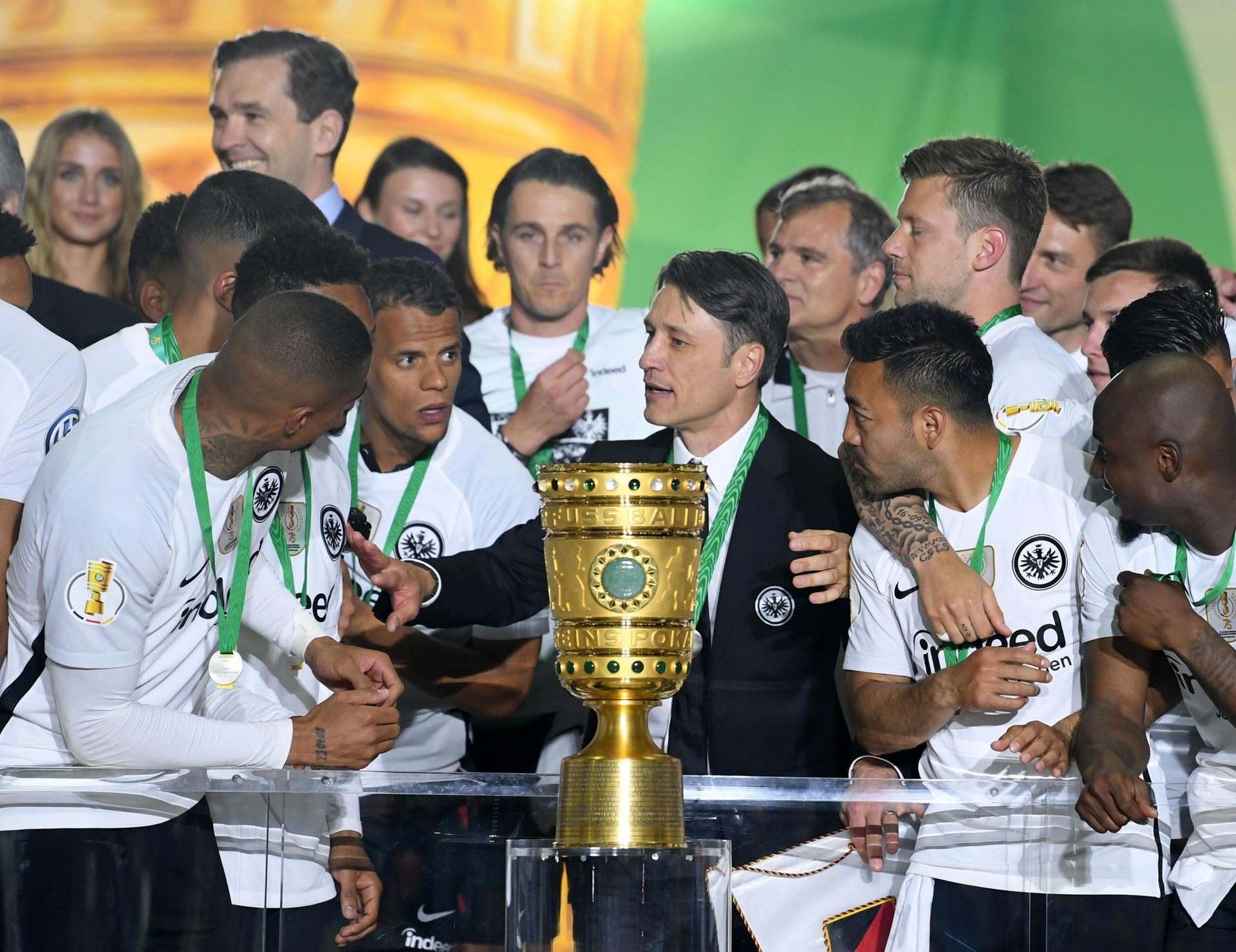 Trainer Niko Kovac von Eintracht Frankfurt und seine Spieler jubeln über dem Sieg des DFB-Pokals bei der Siegerehrung auf dem Podium.