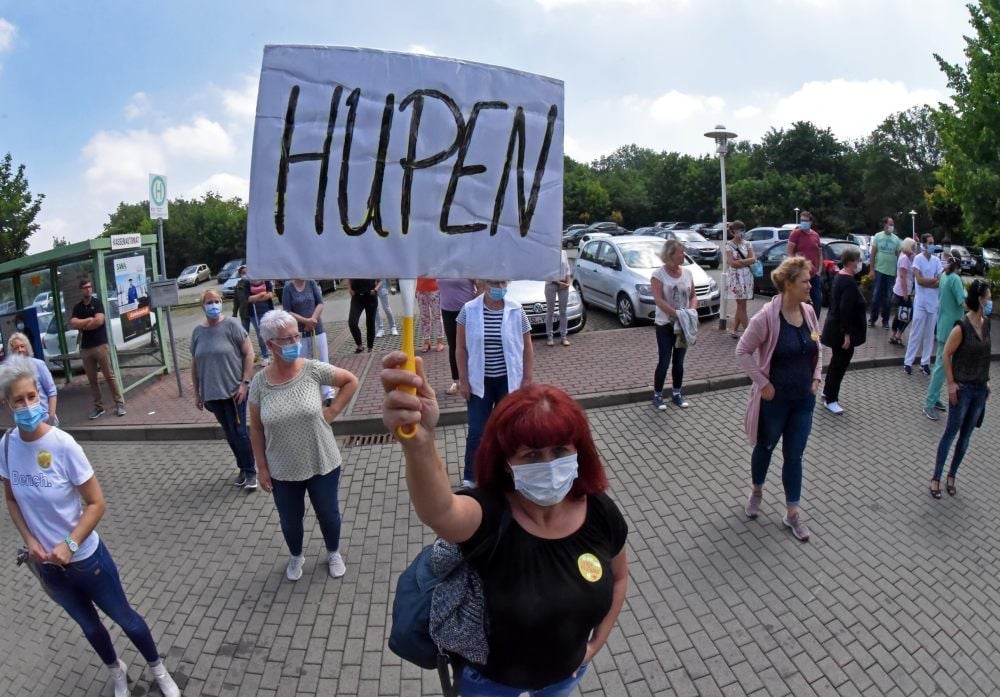 In der „aktiven Mittagspause“ bringen Klinik-Mitarbeiter in Aschersleben ihren Unmut zum Ausdruck.