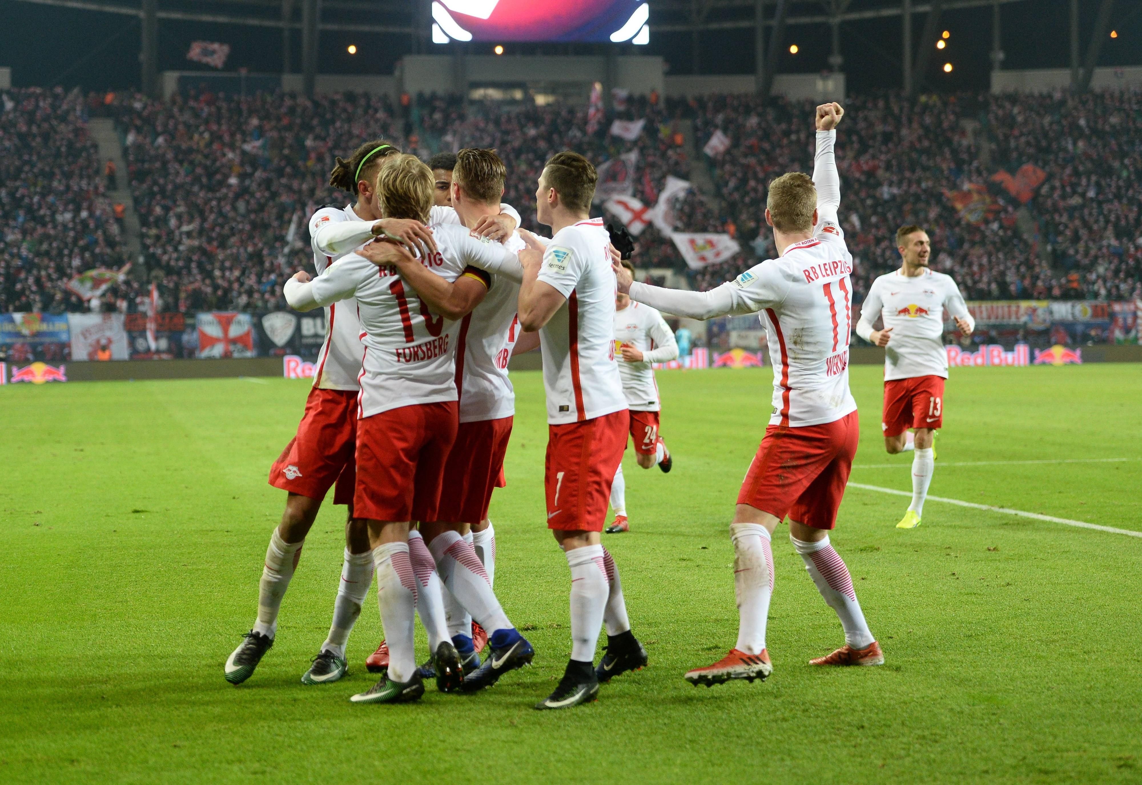 Willi Orban wird nach seinem Treffer von den Mitspielern geherzt.