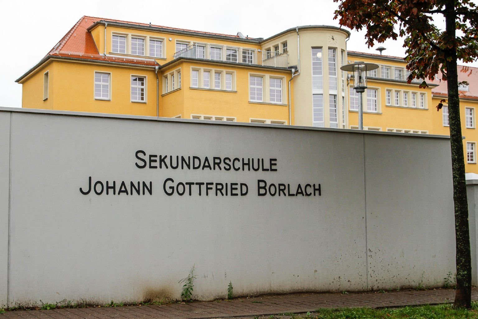 Die neue Borlach-Schule, zwischen 1928 und 1936 gebaut, beherbergte zuletzt bis 2007 das Novalis-Gymnasium. Als es geschlossen wurde, stand das Objekt leer. 7 Millionen Euro investierte der Saalekreis, um es umfassend zu sanieren.