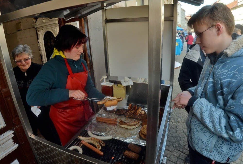 Jennifer Graumann hat Wurst-Maik am Grill abgelöst. Im Hintergrund ihre Chefin Birgit Hirsch.