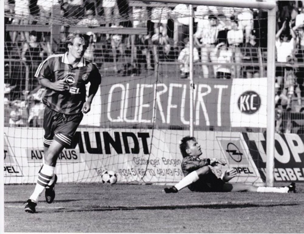 HFC-Torwart Maik Völkner parierte mehrfach glänzend gegen Jürgen Klinsmann. In dieser Szene ist er machtlos.