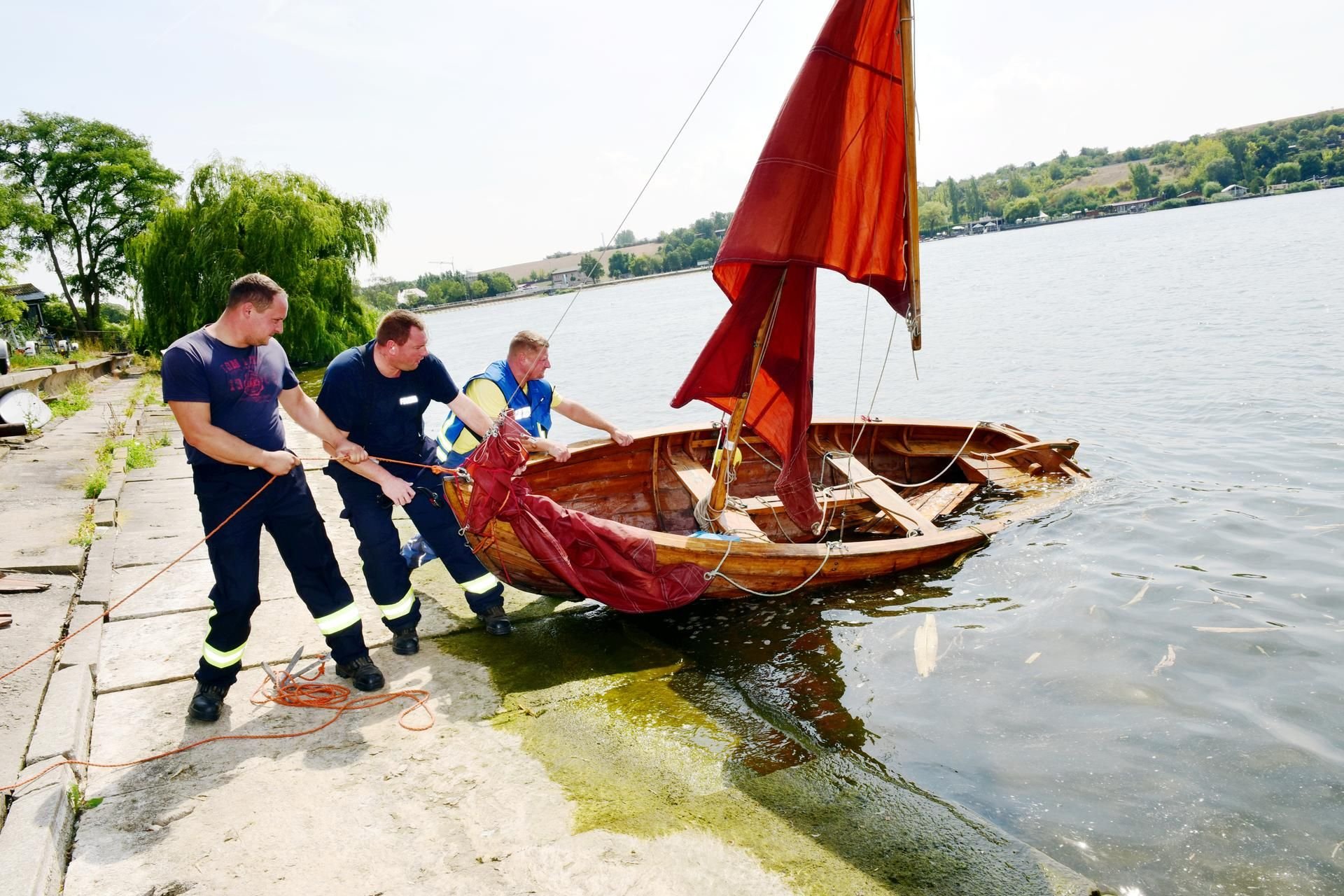 Ein herrenloses Segelboot hat am Freitag für Unruhe auf und am Süßen See gesorgt. Philipp Höhne, Christian Klehs und Torsten Güttler (v.li.) haben das Boot in den Segelhafen vom Seesportclub in Seeburg gezogen.