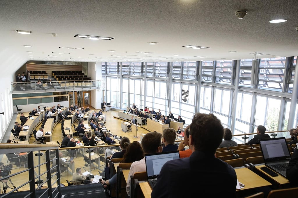 Blick in den Landtag in Magdeburg.Der Landtag hat angekündigt, künftig ausführlicher über Politiker-Dienstreisen zu informieren.