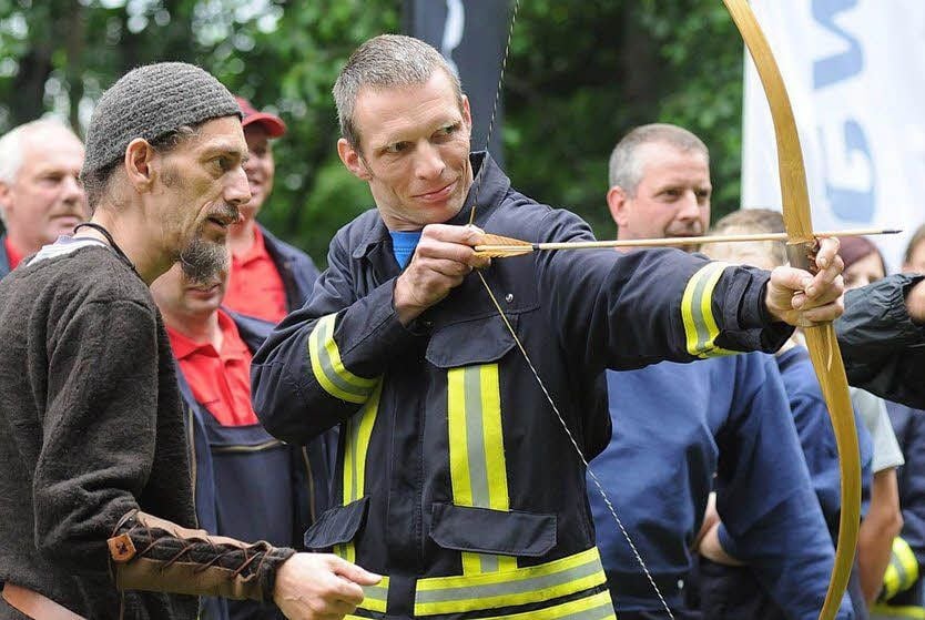 Die Kameraden der Feuerwehr ließen sich gern ein auf einen Wettkampf mit Pfeil und Bogen zum Meinsdorfer Jubiläum.