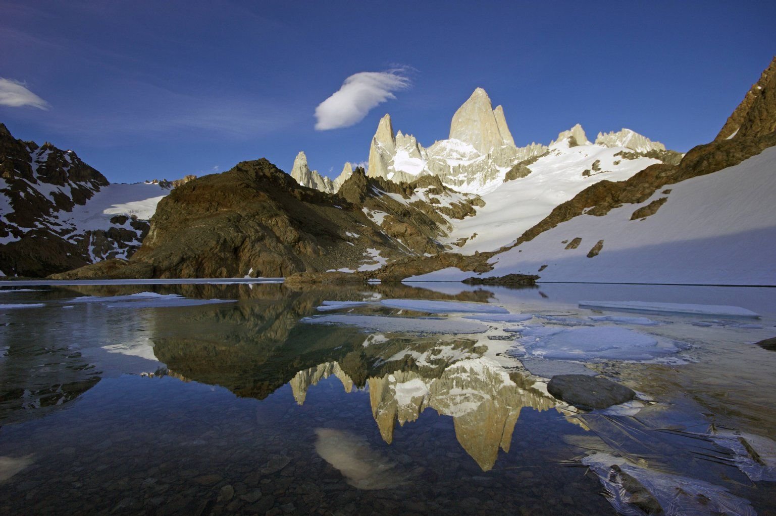 Fitz Roy und Laguna de los Tres mit Eisschollen im Morgenlicht, Los Glaciares Nationalpark, Argentinien.