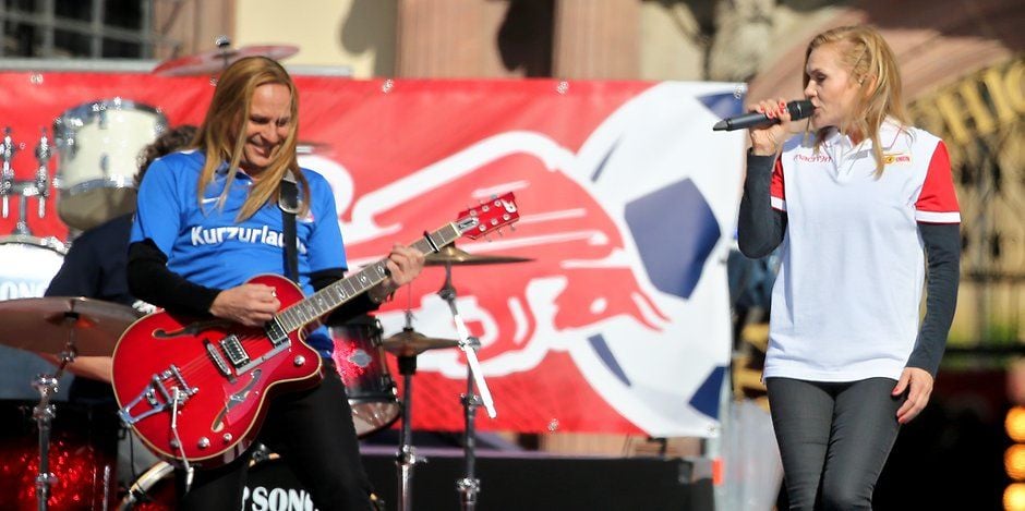 Anna Loos hat mit der Rockband Silly am Montag für einen Eklat gesorgt, indem die Musiker mit Trikots von Union Berlin, Dynamo Dresden und dem 1. FC Magdeburg auf der Bühne aufgetreten waren.