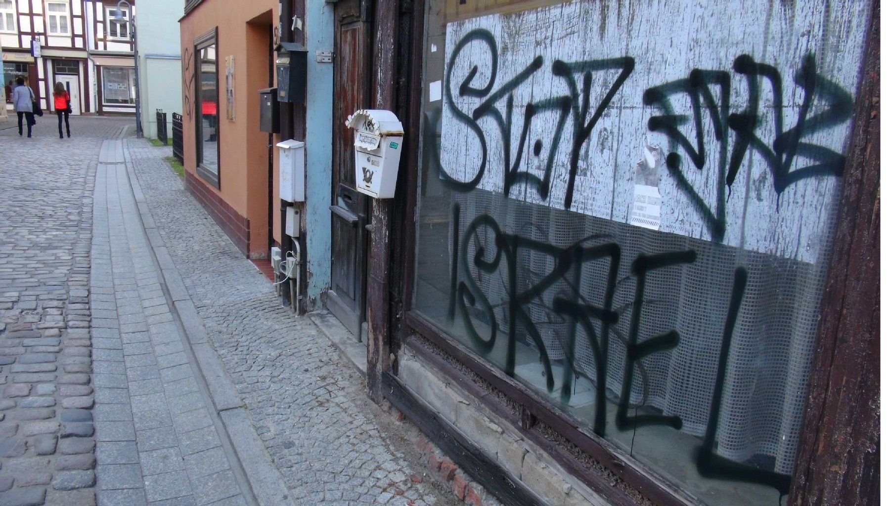 Eine Hauswand in Nähe der Synagoge ist am 03.10.2013 in Salzwedel (Sachsen-Anhalt) mit einem anti-israelischen Spruch beschmiert.