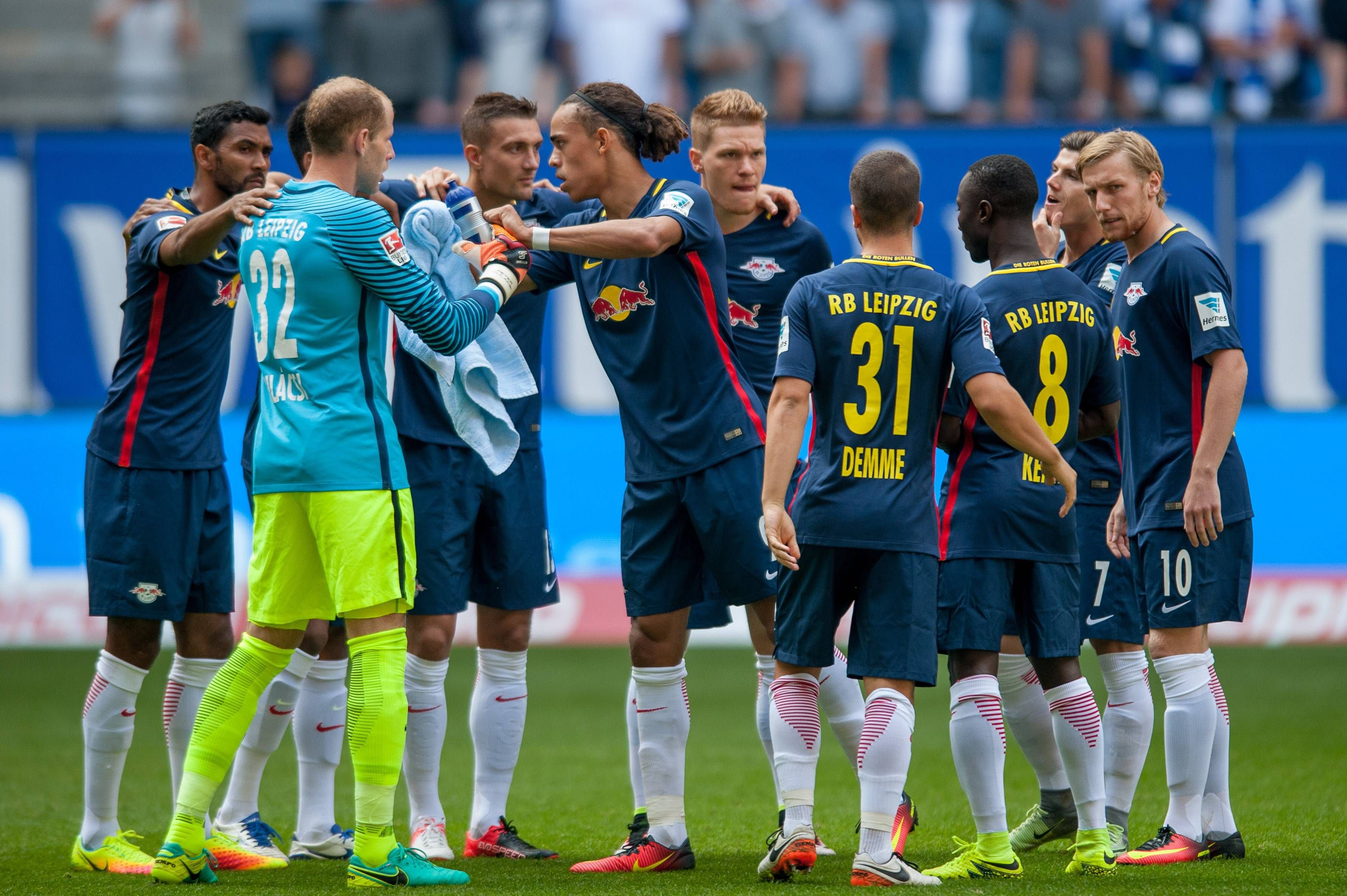 Auch gegen Augsburg ein eingeschworener Haufen: Das RBL-Team.