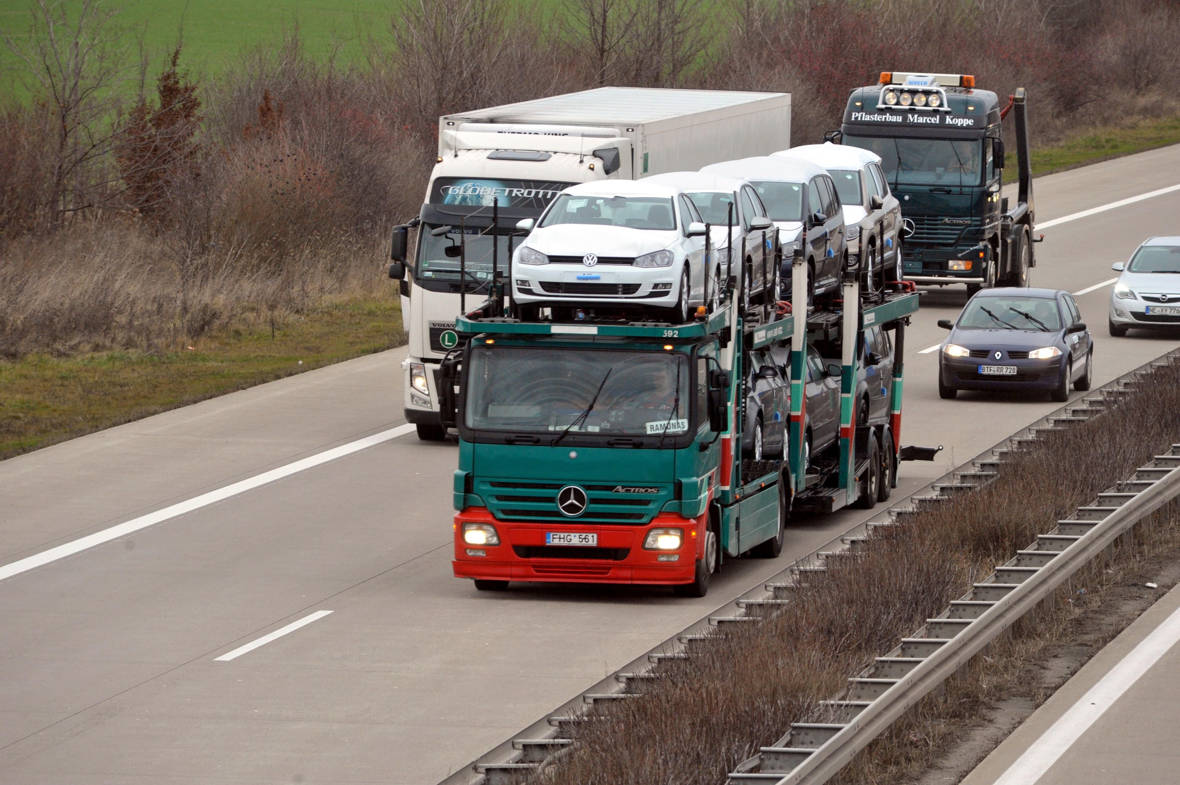 Lastwagen und Pkw sind auf der Autobahn 14 unterwegs.